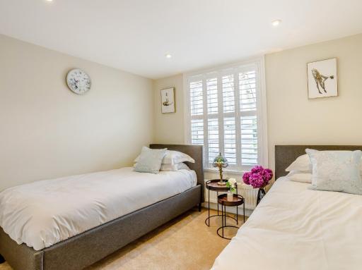 City to Country Retreat Luxury Cottage with Hot Tub - Housity