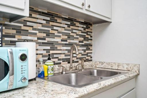 Downtown! Private Balcony! 24 Concierge! 11H - Housity