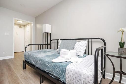 Downtown! Private Balcony! 24 Concierge! 11H - Housity