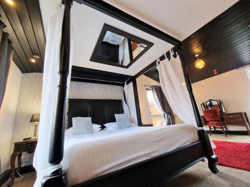 Ochil 9 with Private Hot Tub - Fife - Loch Leven - Lomond Hills - Pet Friendly - Housity