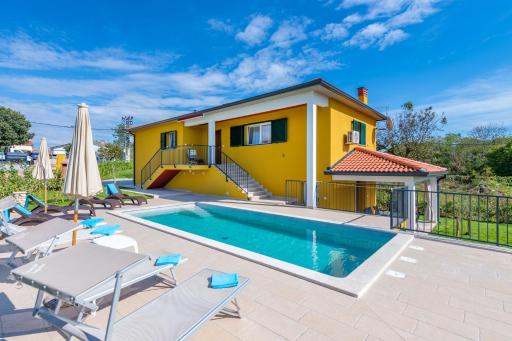 Villa Jole, a charming modern villa surrounded by rustic beauty - Housity