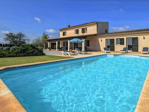Tranquil holiday home with swimming pool - Housity