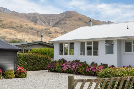The Rabbit Warren - Wanaka Holiday Home - Housity