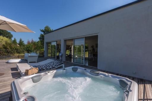 Double chambre piscine, spa, jardin, parc en bordure de rivière - Housity
