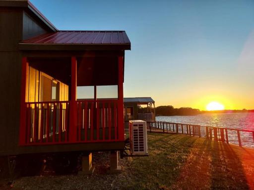 Lake Front Cottage Paradise - Housity