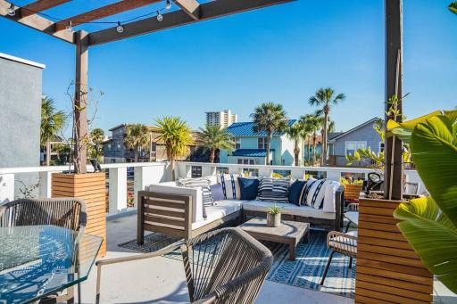 Beach Hideaway with Large Balcony, only steps to ocean ! - Housity
