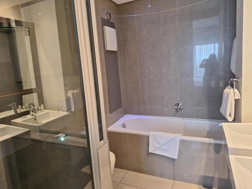 Genesis - Hotels - Housity