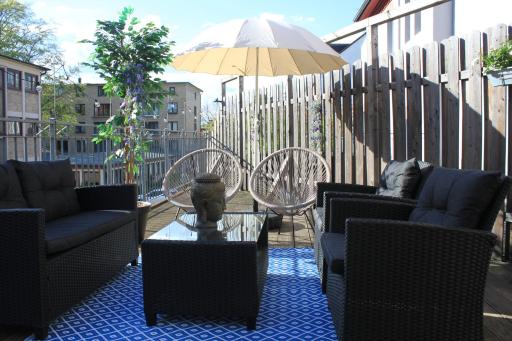 R B Apartment Hamburg Family - zentrumsnah - 108 qm mit Dachterrasse - Küche - Waschtrockner - Smart TV - Badewanne & Dusche - kostenloser Parkplatz - 2 Schlafzimmer - Housity