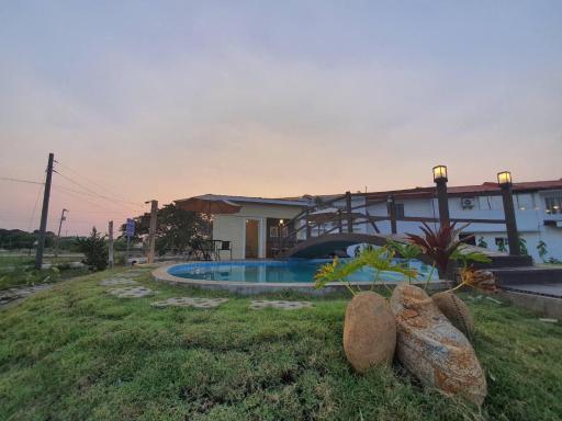 DELUXE ROOM BY THE POOL - Housity