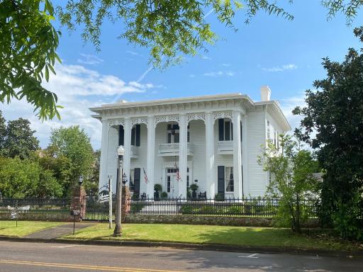 Shadowlawn Bed and Breakfast - Housity