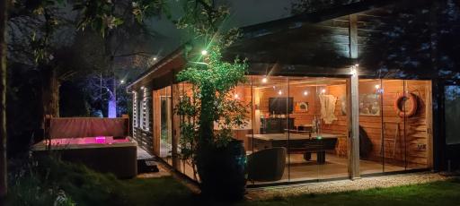 Ecolodge met jaccuzzi en warm zwembad in prachtige tuin met prive sauna Centrum Tilburg - Housity