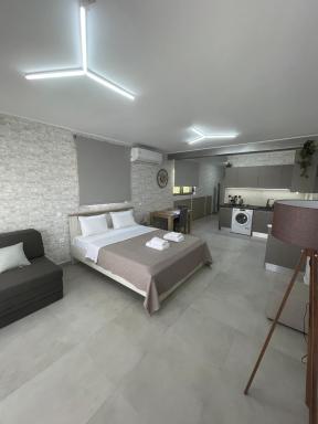 AVR Airport Deluxe Suites 6 - Housity