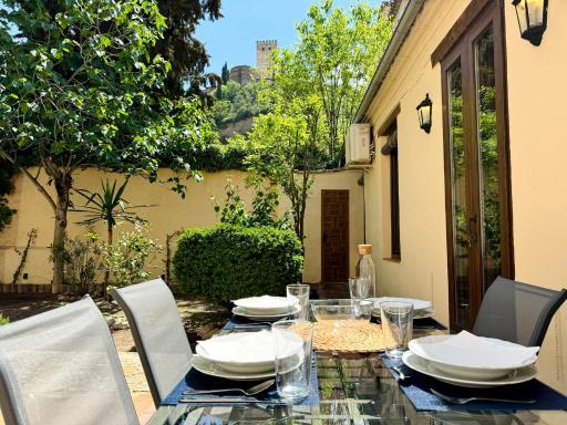 Casa junto a la Alhambra con vistas y jardín privado - Housity