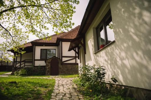 Casa Vatra Sinteului - Cu sala de evenimente de capacitate mare - Se inchiriaza integral - Housity