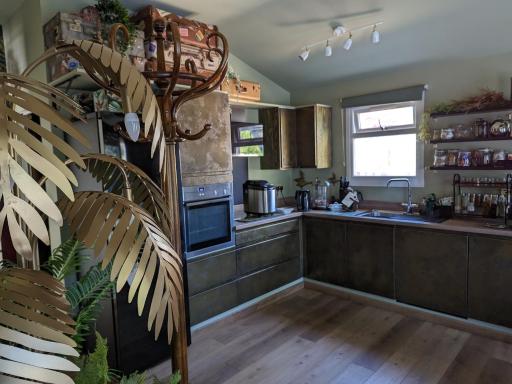 Tulana Taggs - floating home on idyllic island - Housity