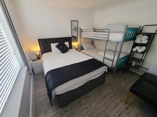 GATWICK ROOMs-AIRPORT PARKING - Housity