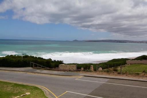 Southern Sands' Beachfront Apartment - Housity