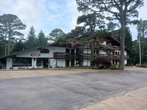 Bavarian Inn Motel & Restaurant - Housity