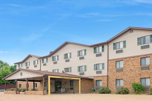 Super 8 by Wyndham St. Clair MO - Housity