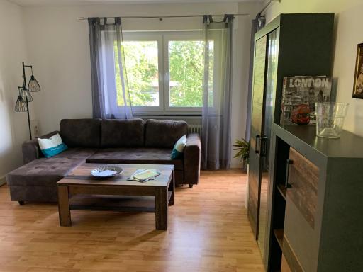Ferienwohnung in zentraler Lage nähe Bahnhof mit 3 Schlafzimmern, Wohnzimmer, Küche, Bad, Gäste-WC und großem Balkon, Parkplätze vorhanden - Housity