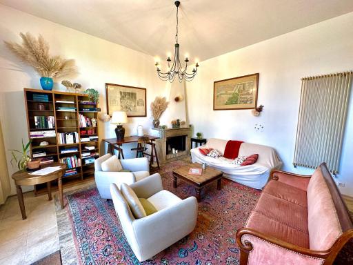 Chaleureuse maison rustique, vue vestige romain - Housity