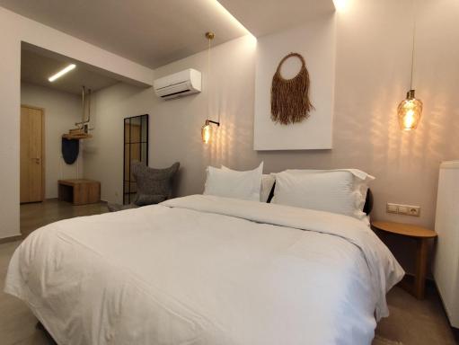 Meteora Gold and Glass - Housity