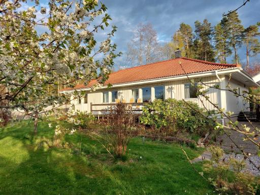 Vitahuset, 1 min Vallentuna Idrottsplats - Housity