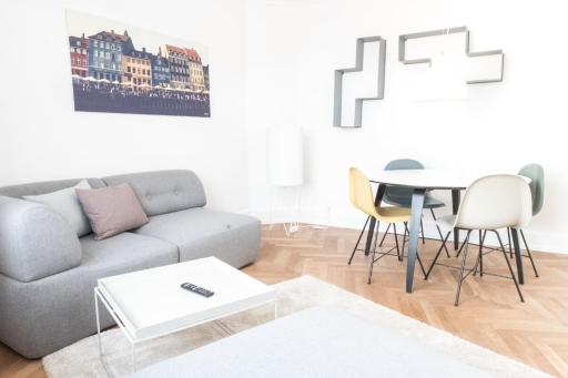 Beautiful and bright 2-bed with private balcony - Housity
