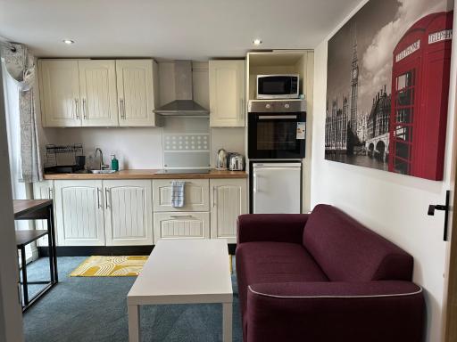 Private self-contained flat with shared entrance and live in hosts - Housity