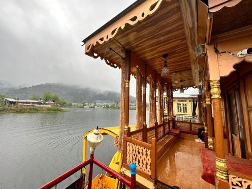 Houseboat New Jahangir And Morning Car - Housity