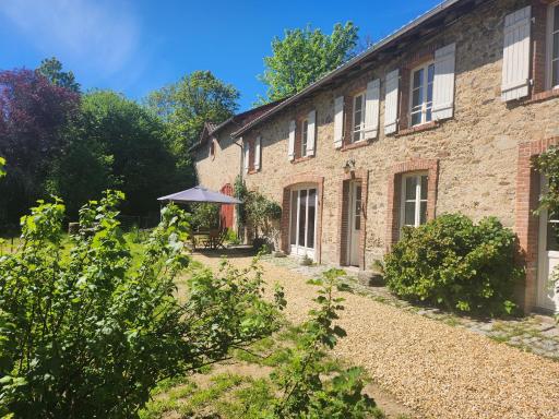La Longère du cheval noir chambre d'hôtes référence et table d'hôtes, en pleine nature, proche d'une cité médièvale, parking couvert securisé - Housity