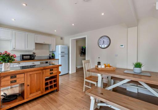 City to Country Retreat Luxury Cottage with Hot Tub - Housity