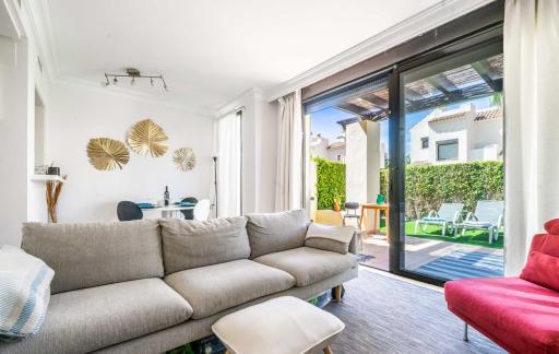 Lovely 3 Bedroom Villa & Pool Access - Housity