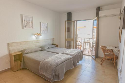 Hotel Tres Jotas Conil - Housity