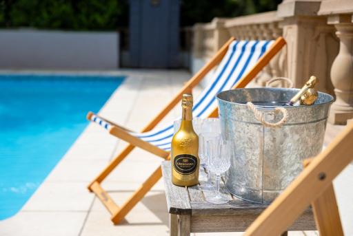 The New School Rooms - Beautiful, Georgian Apartment with Private Heated Pool and Hot Tub Sleeps 12 with Wifi and Parking near Bath - Housity