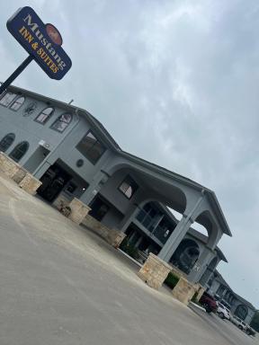 Mustang Inn and Suites - Housity