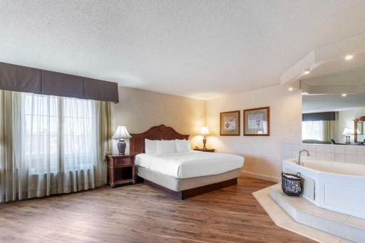 Best Western Plus Steeplegate Inn - Housity