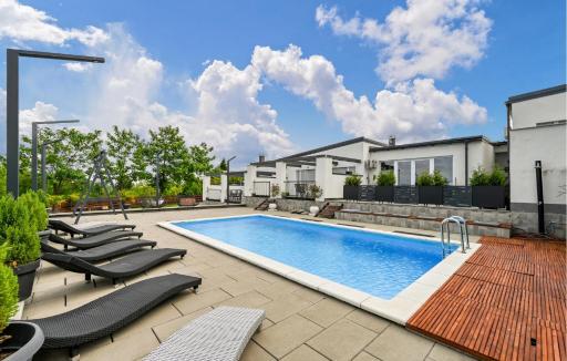 Gorgeous Home In Varazdin Breg With Sauna - Housity