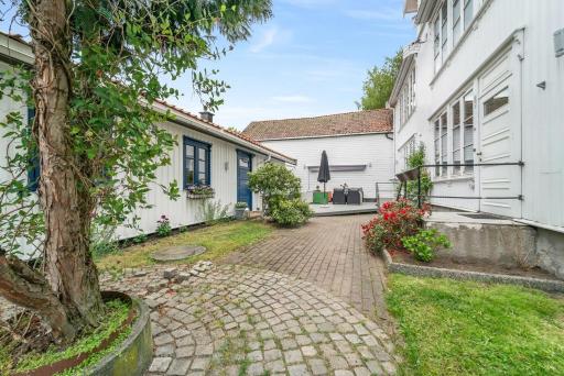 Blue and White Courtyard Apartment - Housity