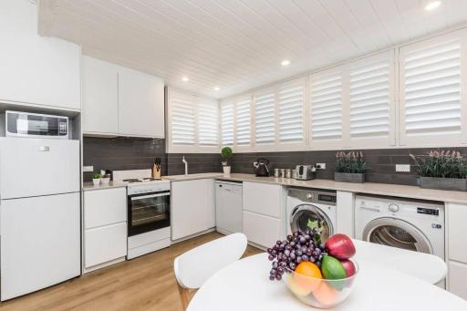 Bondi Beach Spacious Apt, Car Space, AC and Netflix - Housity