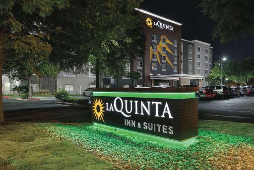 La Quinta Inn & Suites by Wyndham San Antonio Downtown - Housity
