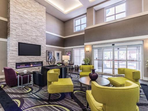 La Quinta Inn & Suites by Wyndham San Antonio Downtown - Housity