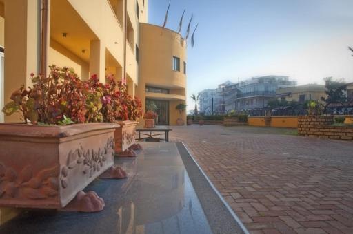 City Hotel - Housity