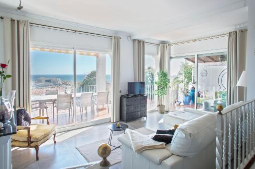 HOUSE WITH AMAZING VIEWS , OVERLOOKING THE FESTIVAL TOWN OF SITGES - Housity