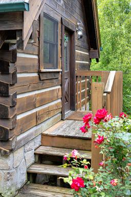 Cozy Cabin! Hot Tub, King Bed, Fireplace, & Pool - Housity