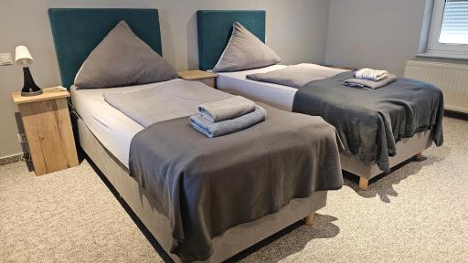 Maternus-Fewo am Wald Komplettes großes Haus 150m2 6 Zimmer 8 Personen Küche 3 Bäder 3 x E-Laden Raucherpavillon - Housity