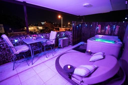 Luxury Retreat with Private Jacuzzi and Mountain Views FREE Parking - Housity