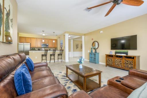 Premium Lake View Condo , Vista Cay - 1007 - Housity