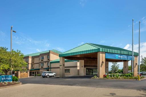 Clarion Pointe Louisville East - Housity