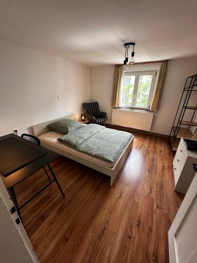 Einfaches Haus mit Privatzimmern und Gemeinschaftsräumen - Housity